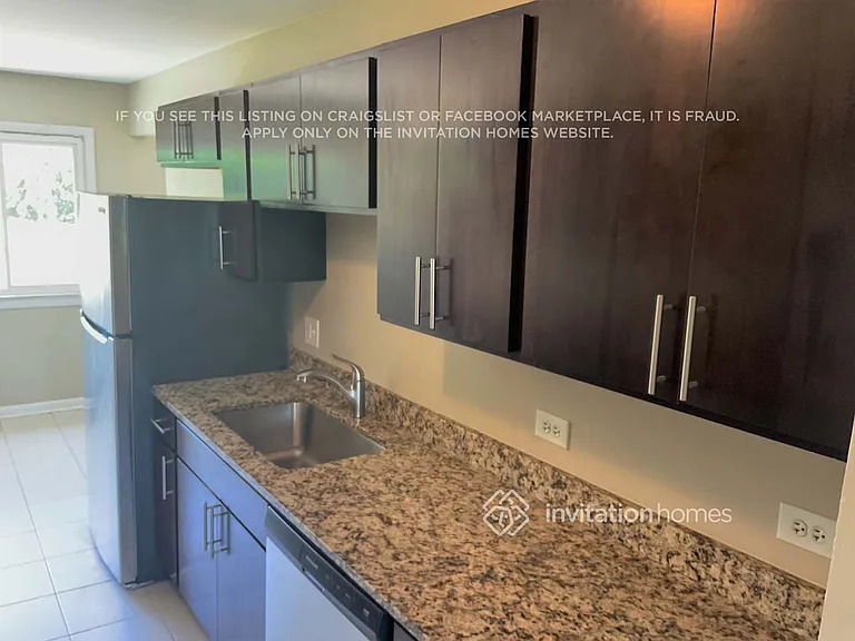 325 Glendale Ln — Photo 4