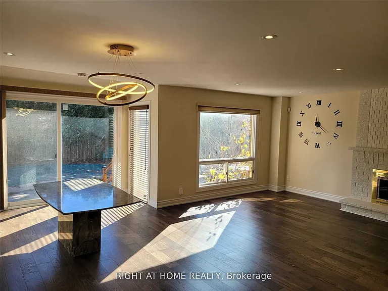 1080 Glenashton Dr #UPPER — Photo 12