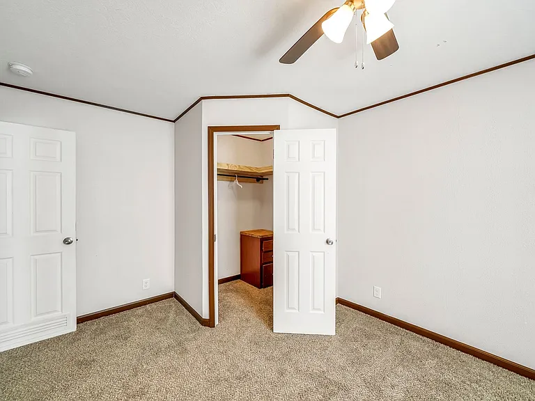483 Howard St — Photo 17