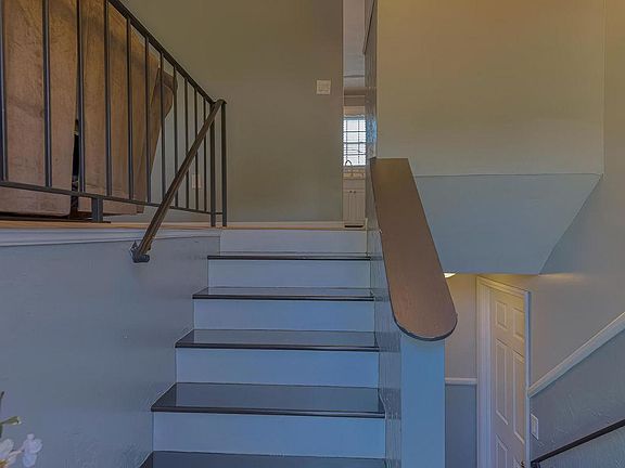 4th image of 20 Saint Albans Cir