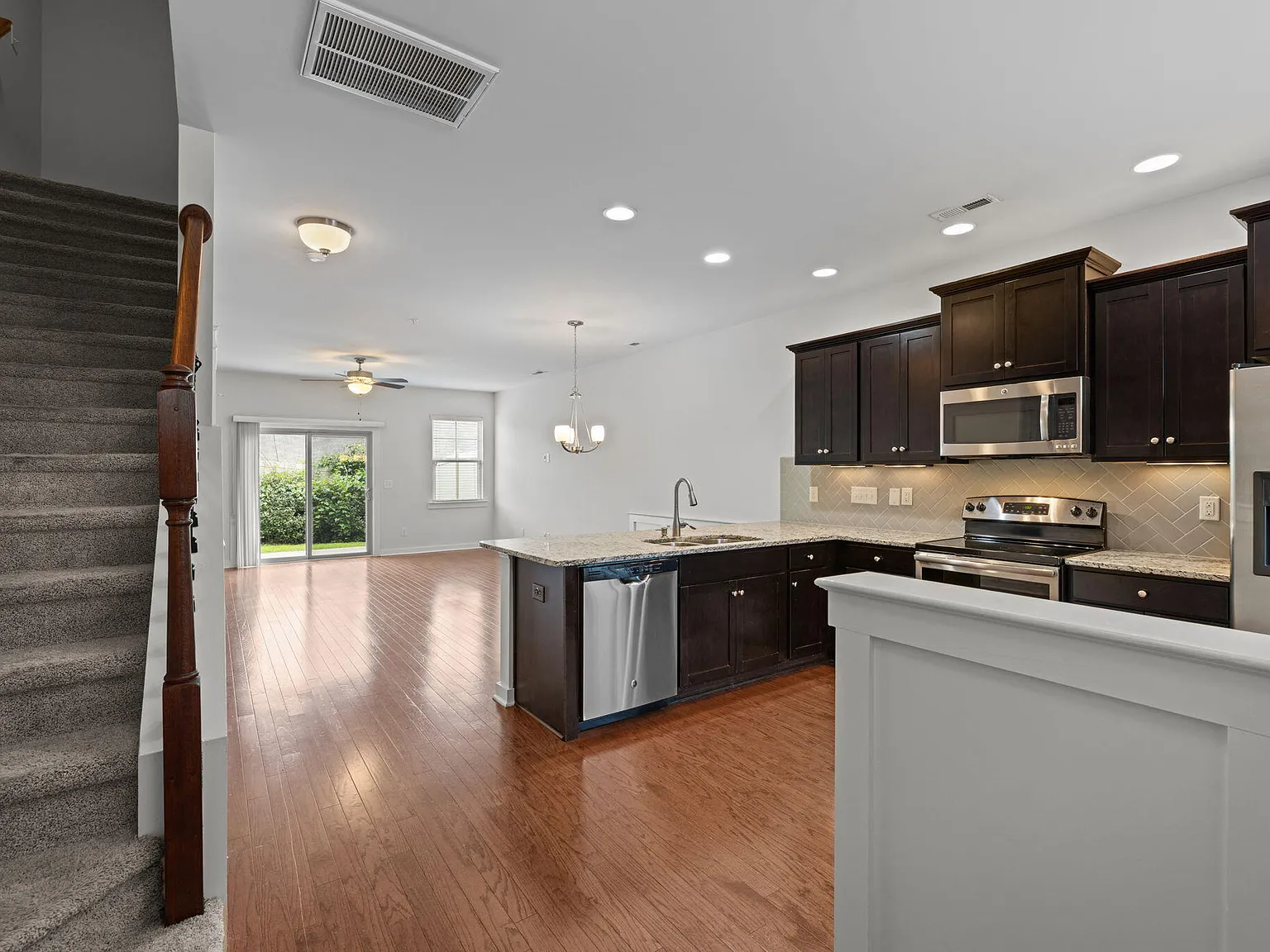 2 bed, 2.5 bath, 1413 sqft, $1,799 — Photo 2