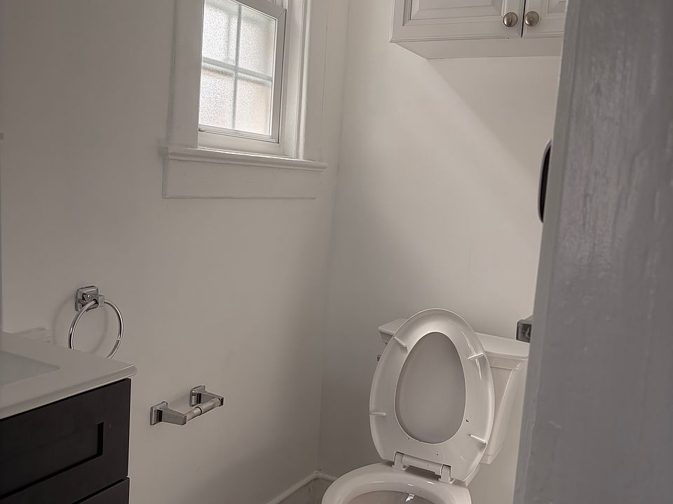 1st image of 212 Crescent Ln APT 3