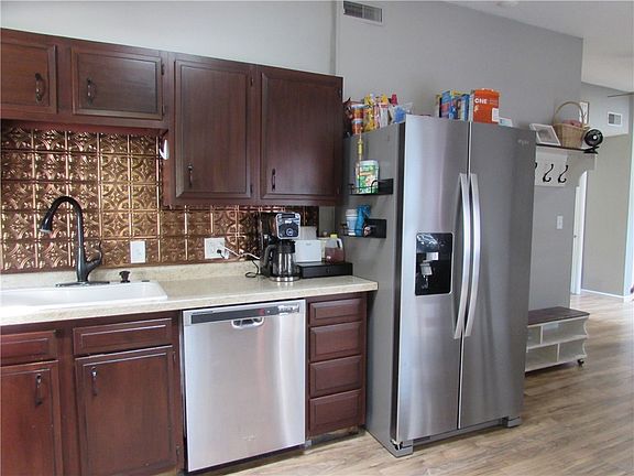 5th image of 805 Middle St