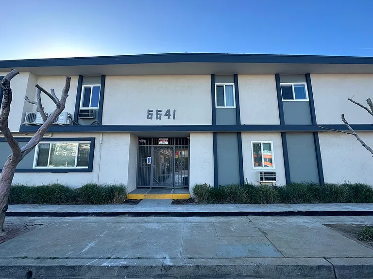 The Reef Apartments — Photo 1