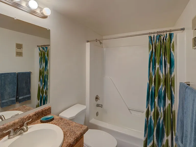 Emerald Point Apartments & Townhomes — Photo 16