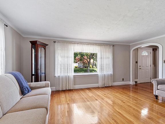 5th image of 9 Oaklandvale Ave