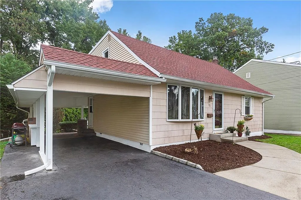 92 Longfellow Dr photo 1