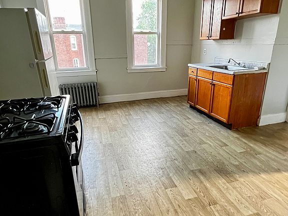 3rd image of 143 Putnam St #3S