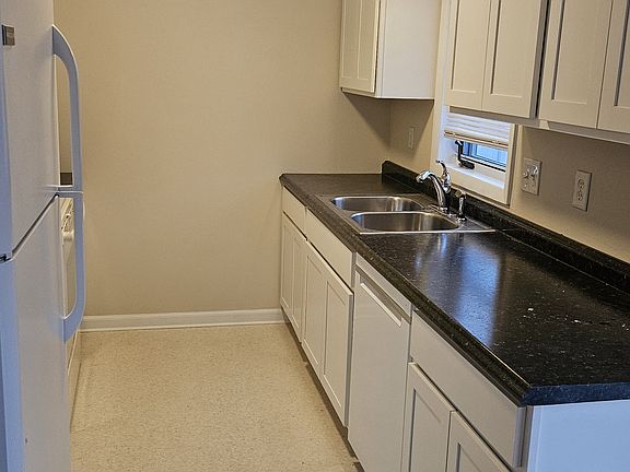 4th image of 326 Scott Ave