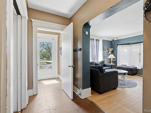 5th image of 137 Trowbridge St