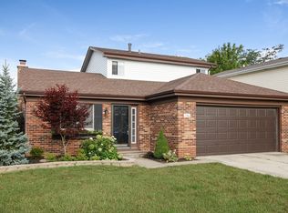 6850 Dove Ave, Woodridge, IL 60517