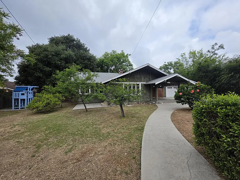 2121 Garfield Ave — Photo 3