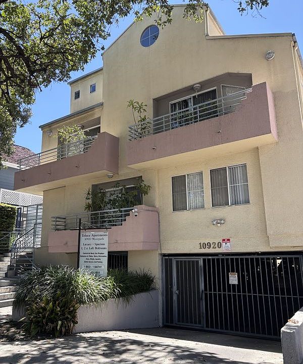 1st image of 10920 Moorpark St APT 4