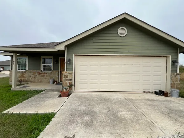 302 Arrowhead Way, Jourdanton, TX 78026