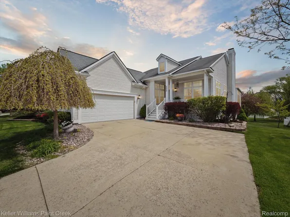 230 Atlantis Cir, Oxford, MI 48371