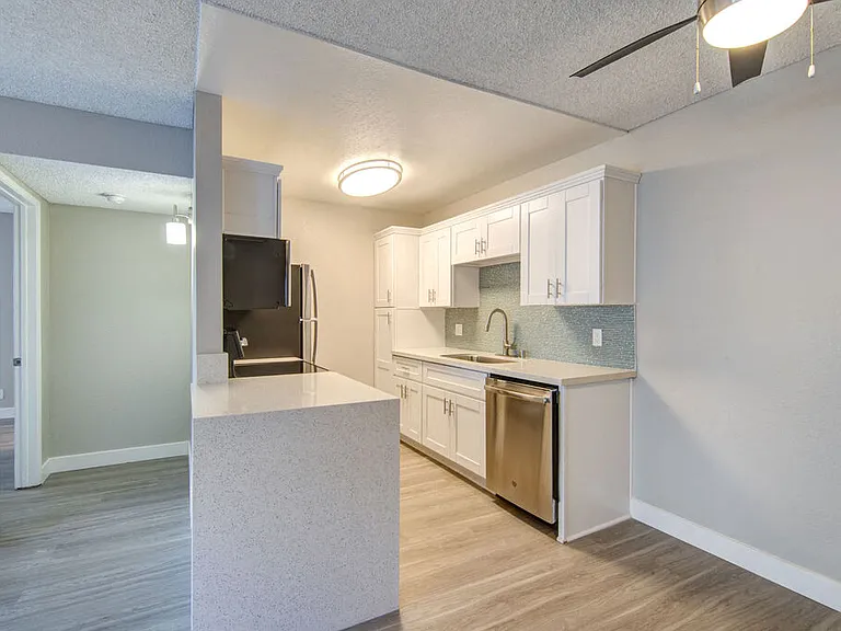 La Jolla Blue Apartments — Photo 12