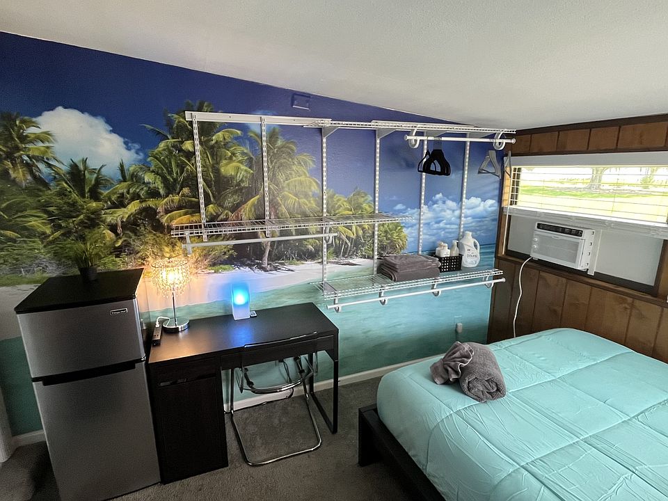 Private Entry, Queen bed, mini fridge, desk & chair, 65in Roku Smart TV, dresser, night stand & lamp