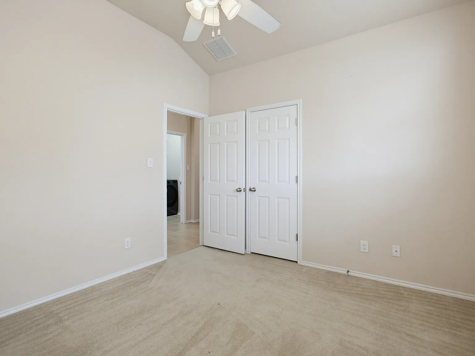 3 bed, 2.5 bath, 2365 sqft, $2,200 — Photo 3