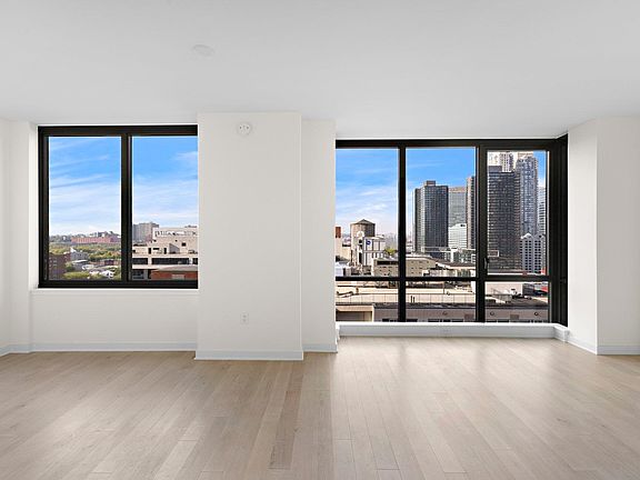 5th image of 151 Bay St #2101