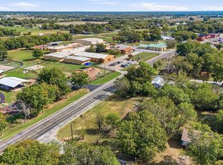 401 W Hayes St, Savoy, TX 75479