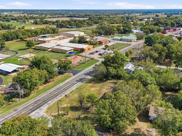 401 W Hayes St, Savoy, TX 75479