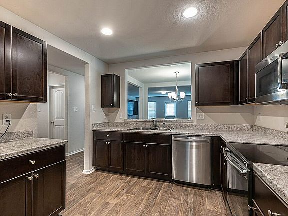 3rd image of 2834 Lindenwood Run