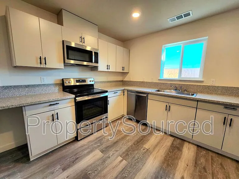 934 W Alameda St #A — Photo 4