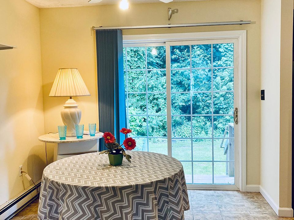 Eat in kitchen, private deck