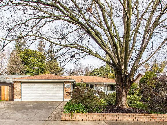 2nd image of 32 Mossglen Cir