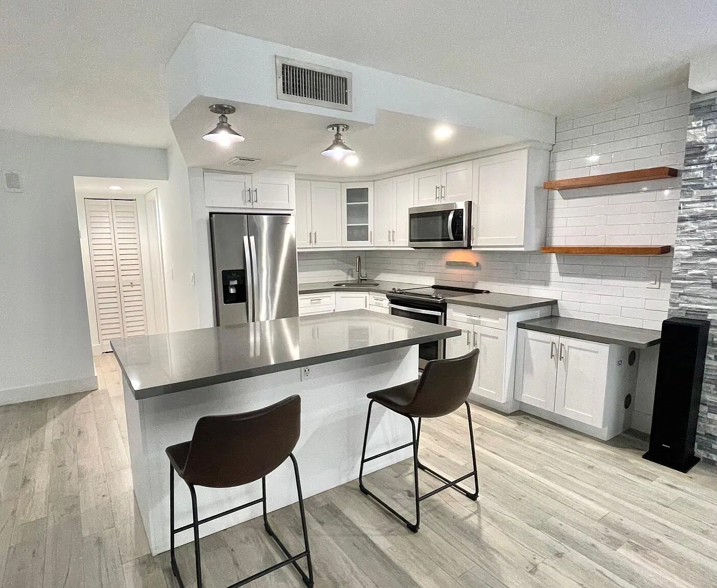 1 bed, 1.0 bath, 722 sqft, $2,100 — Photo 1