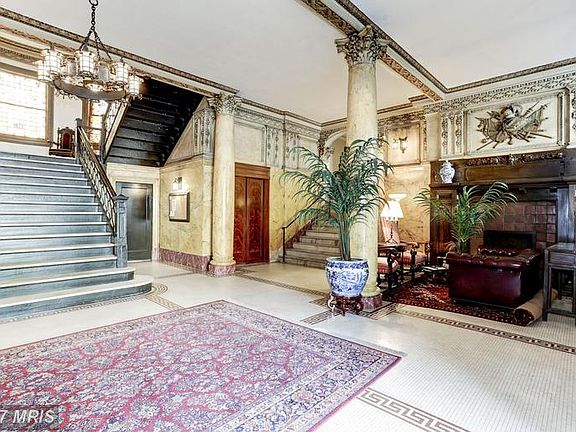 Lobby w 24hr concierge