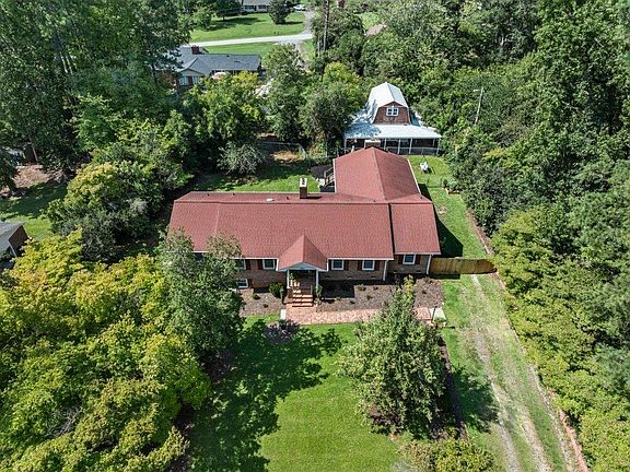 3rd image of 111 Bridletrail Ln