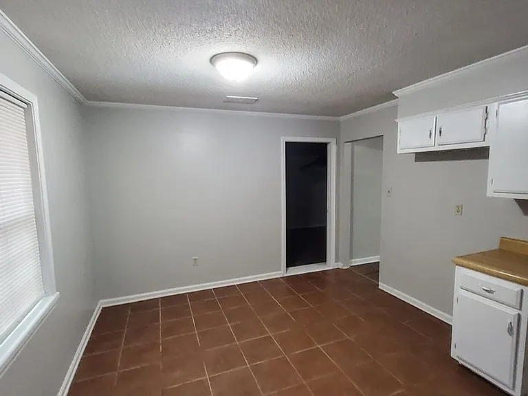 5046 Gray Dr — Photo 3
