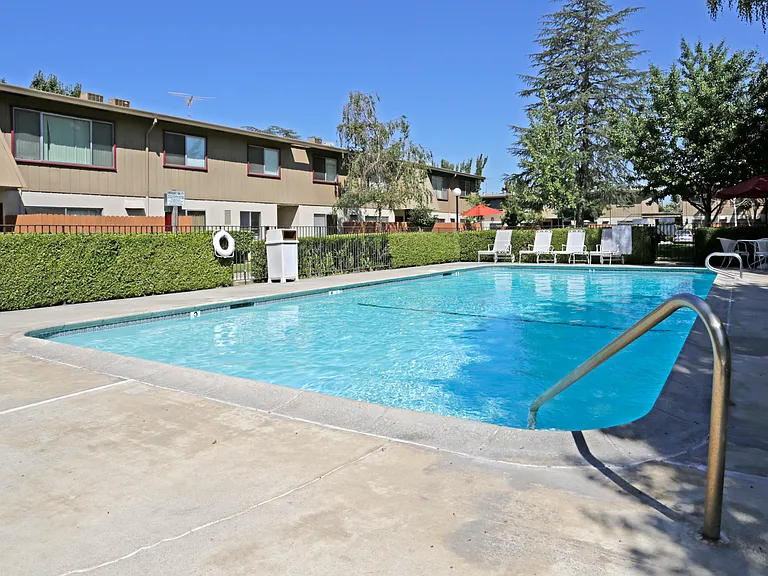 Howe Manor East Apartments — Photo 5