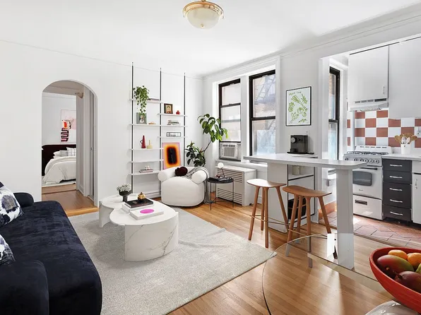 319 W 18th St APT 3D, New York, NY 10011
