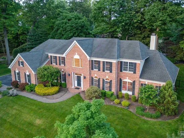 32 Mulholland Dr, Woodcliff Lake, NJ 07677