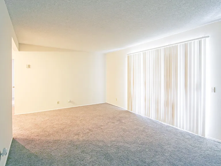 1575 Oak Apartment Homes — Photo 38