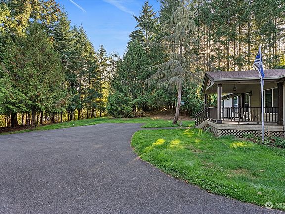 3rd image of 165 Juanita Way