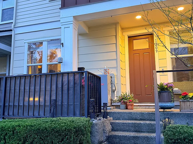 1209 NE Hickory Ln — Photo 1