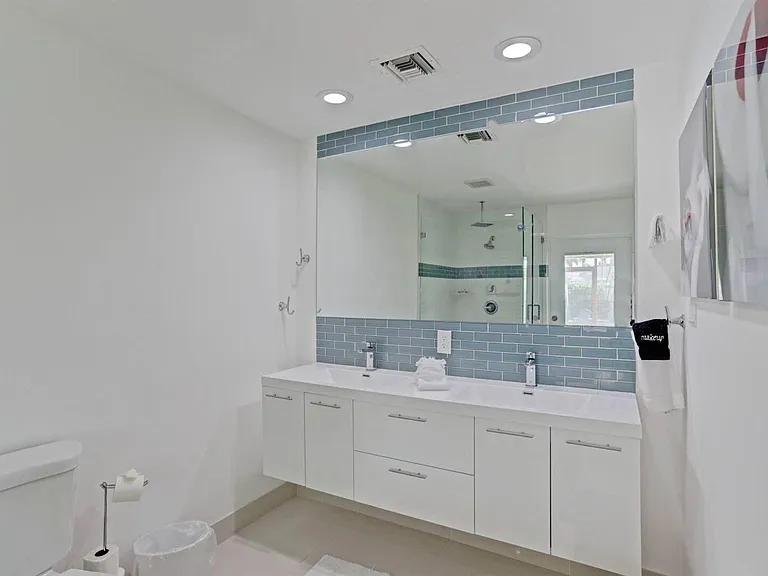 7115 Venetian Way — Photo 13