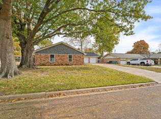 2805 Dover Dr, Sherman, TX 75092