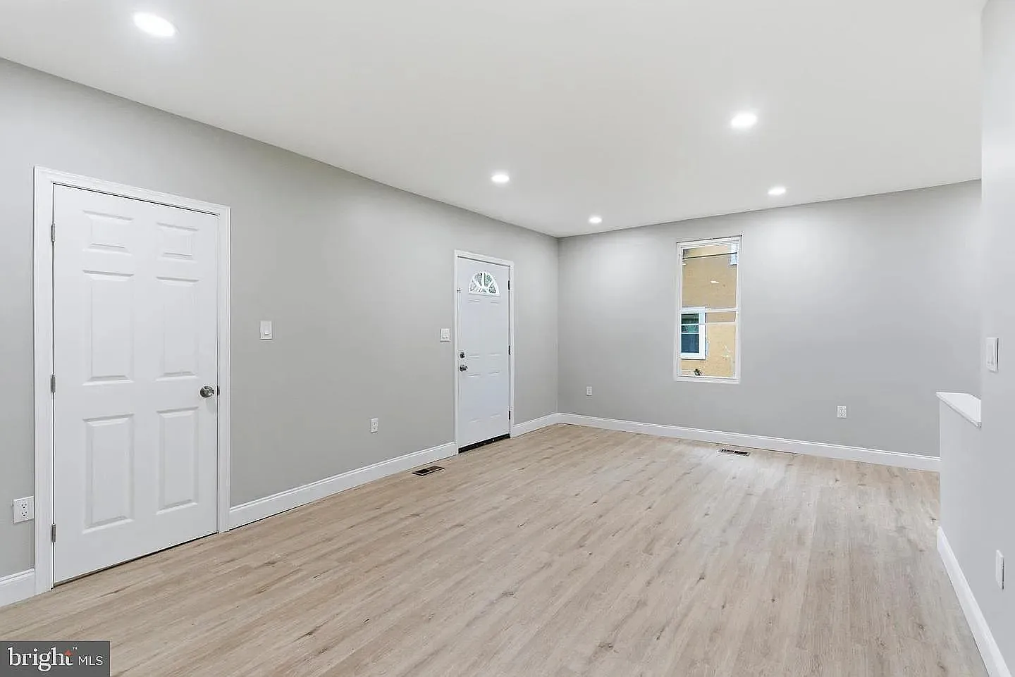 3 bed, 1099 sqft, $2,450 — Photo 3