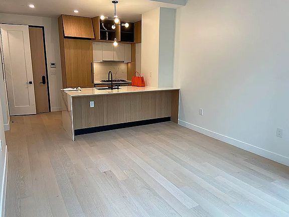 4th image of 5 Court Sq APT 2C