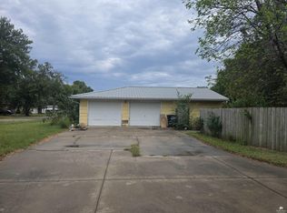 908 Grant Ave, Clay Center, KS 67432