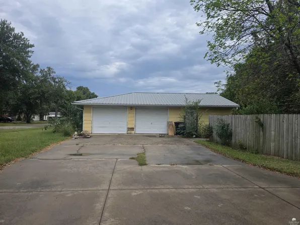 908 Grant Ave, Clay Center, KS 67432