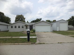 14 Geneva Ct, Bloomington, IL