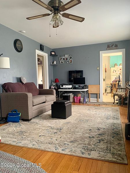 4th image of 32 Frederick Ave