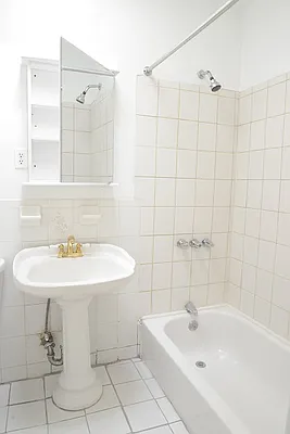 Rented by Perry Associates NYC Inc | media 20