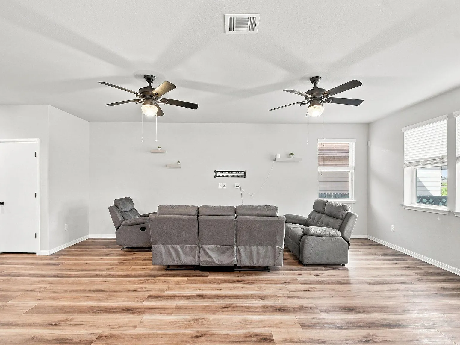 4 bed, 2.5 bath, 2042 sqft, $2,280 — Photo 4
