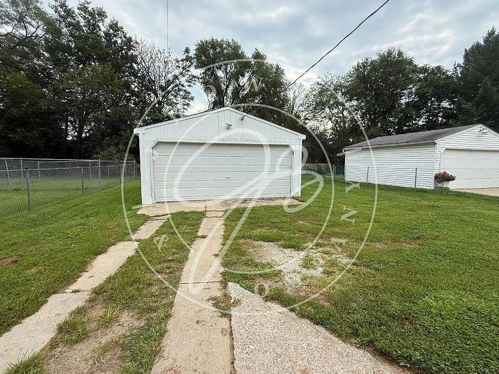 4 bed, 2.0 bath, $1,400 — Photo 2